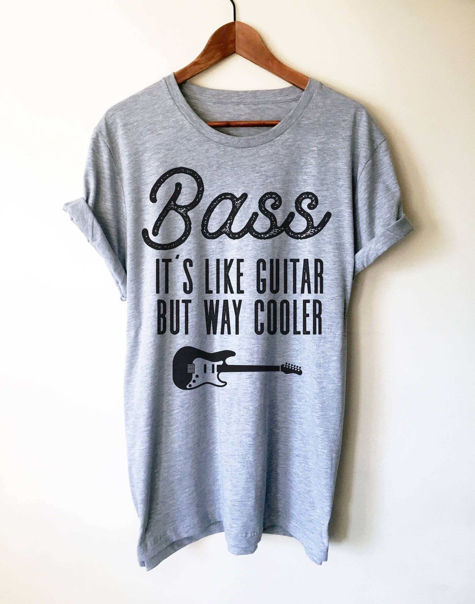 Bass Ist Wie Eine Gitarre, Aber Weg Cooler Unisex Shirt - Gitarren-Shirt, Bassgitarren-Shirt, Bassgitarrist, Bassspieler, Lustige Bassgitarre Bass Ist Wie Eine Gitarre, Aber Weg Cooler Unisex Shirt - Gitarren-Shirt, Bassgitarren-Shirt, Bassgitarrist, Bassspieler, Lustige Bassgitarre von StagandPeachCo