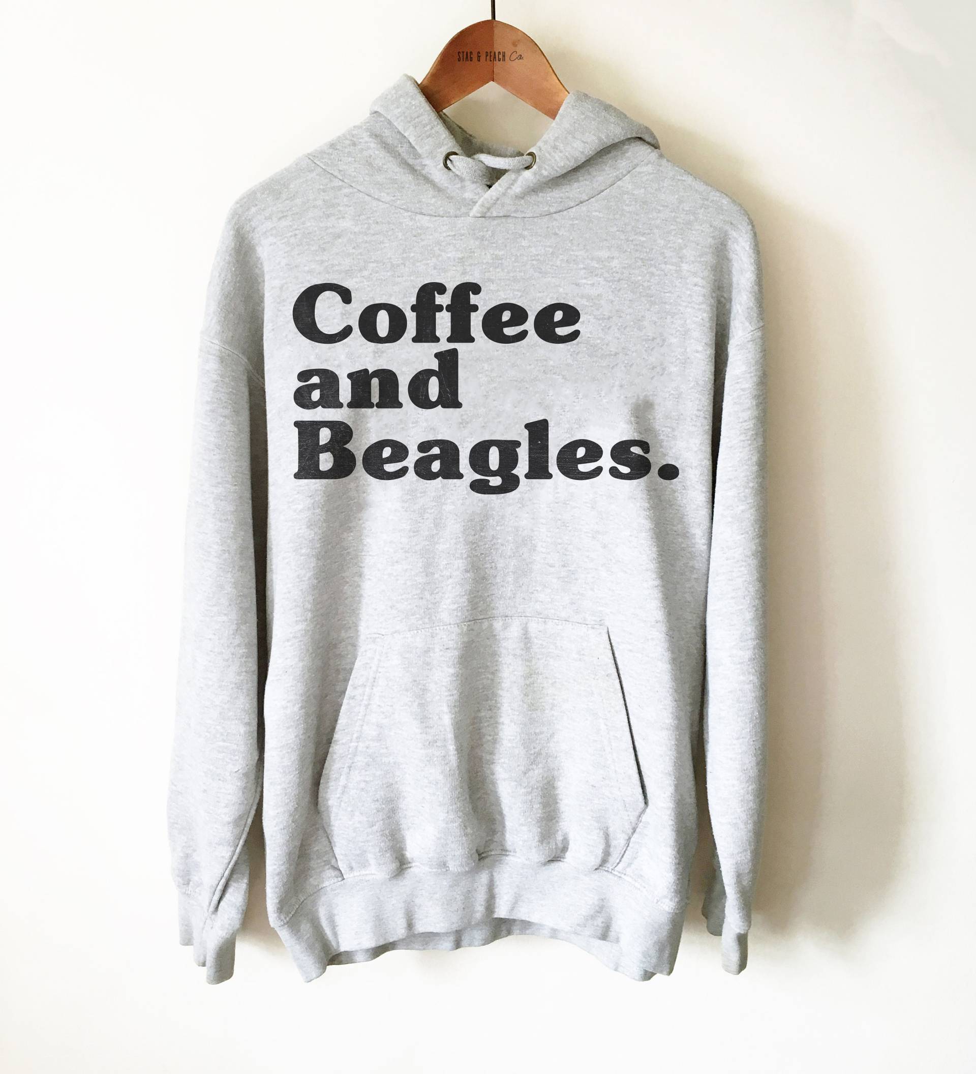 Beagle Liebhaber Shirt - Kaffee Und Beagles Unisex Hoodie, Shirt, Besitzer Geschenk, Geschenke, Sweatshirt, Hunde von StagandPeachCo