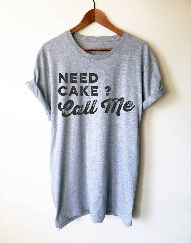 Brauchst Du Kuchen? Rufen Sie Mich An Unisex Shirt | Back-Shirt Geschenke Für Bäcker Kuchen-Shirt Lustige T-Shirts Backen Lustiges Back-T-Shirt Koch Brauchst Du Kuchen? Rufen Sie Mich An Unisex Shirt | Back-Shirt Geschenke Für Bäcker Kuchen-Shirt Lustige T-Shirts Backen Lustiges Back-T-Shirt Koch von StagandPeachCo