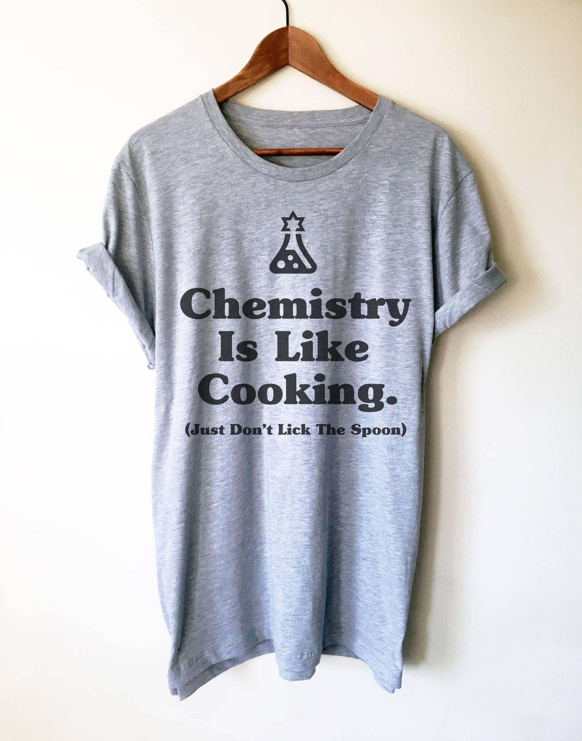 Chemie Ist Wie Kochen Unisex Shirt - Shirt, Wissenschaft Geschenk, Chemielehrer, Chemiker Chemie Ist Wie Kochen Unisex Shirt - Shirt, Wissenschaft Geschenk, Chemielehrer, Chemiker von StagandPeachCo