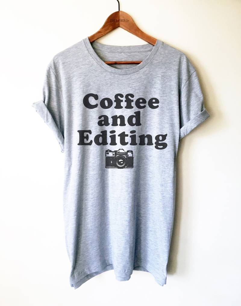 Coffee & Editing Unisex Shirt - Fotograf Shirt, Fotografie Kamera Foto Blogger Geschenk, Hochzeitsfotograf von StagandPeachCo