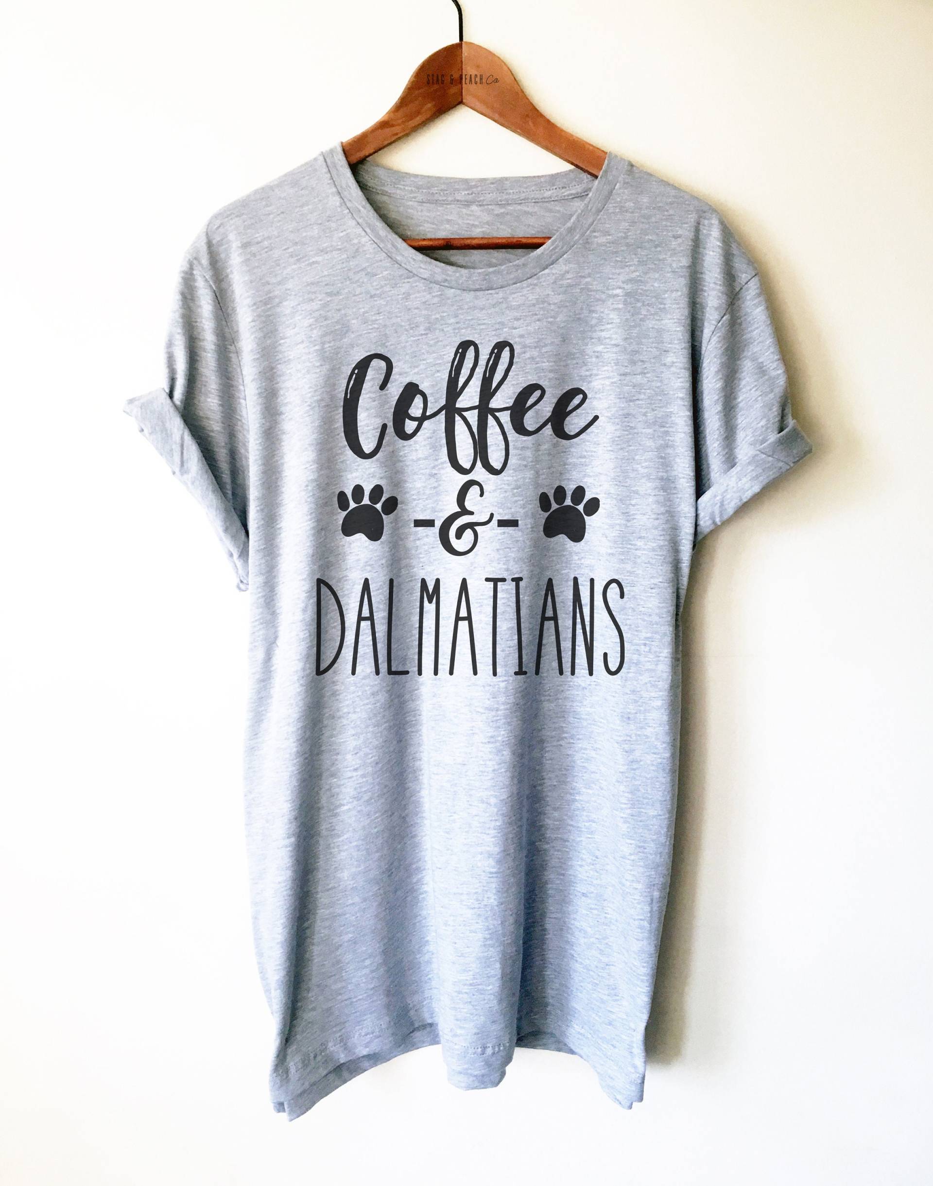 Dalmatiner Liebhaber Unisex Shirt - Kaffee Und Dalmatiner, Hund Geschenk, Mama T-Shirt, Papa Shirt von StagandPeachCo