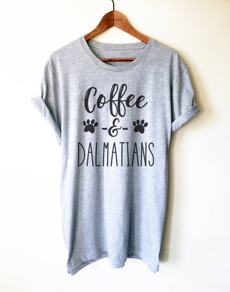 Dalmatiner Liebhaber Unisex Shirt - Kaffee Und Dalmatiner, Hund Geschenk, Mama T-Shirt, Papa Shirt von StagandPeachCo
