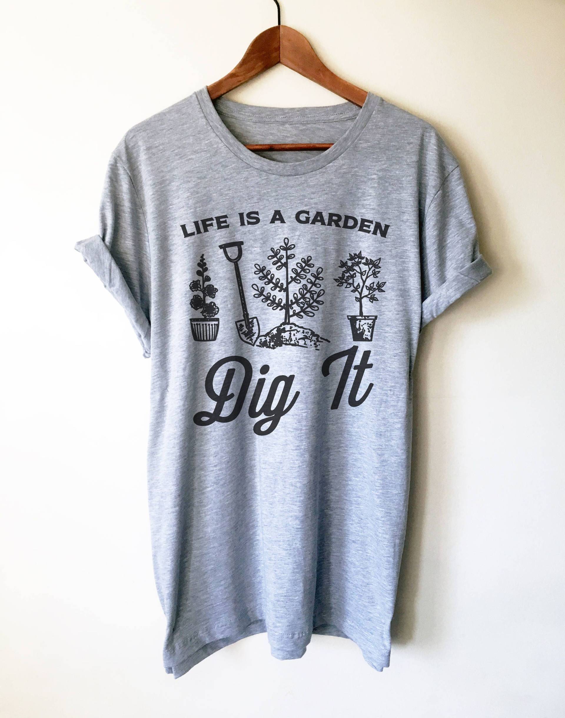 Das Leben Ist Ein Garten Dig It Unisex Shirt - Gartenarbeit Shirt, Gärtner Geschenk, Pflanzen Lustiges Sprüche Bauer Kleingarten Das Leben Ist Ein Garten Dig It Unisex Shirt - Gartenarbeit Shirt, Gärtner Geschenk, Pflanzen Lustiges Sprüche Bauer Kleingarten von StagandPeachCo