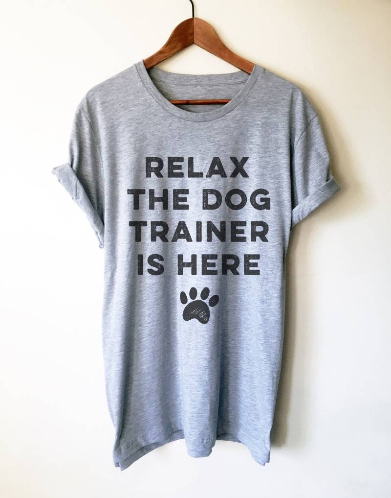 Der Hundetrainer Ist Hier Unisex Shirt - Hundetraining Tshirt, Hundeshirt , Shirt, Hundepapa Hundeliebhaber Geschenk von StagandPeachCo