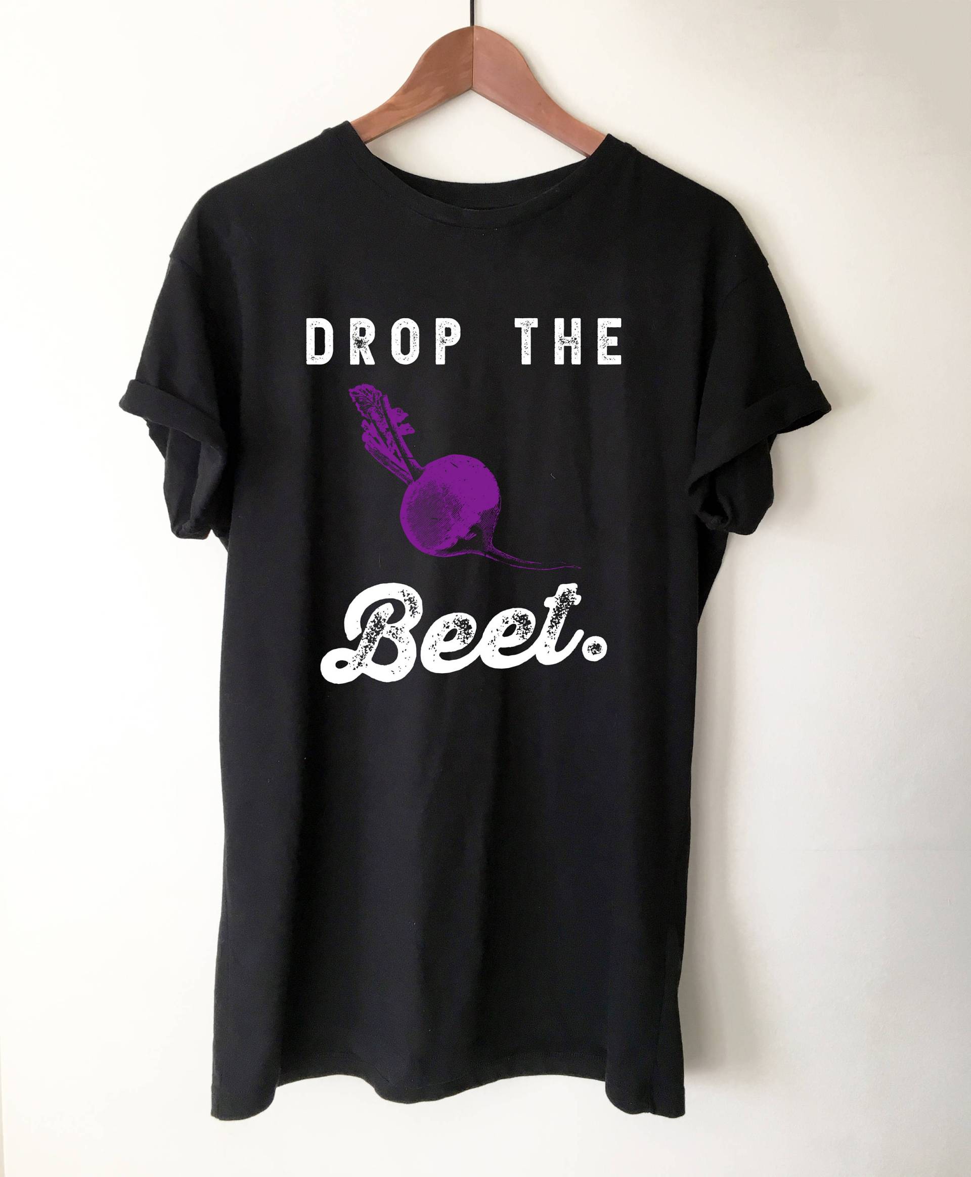Drop The Beet Unisex Shirt - Gartenarbeit Gärtner Geschenk Pflanzen Veganes Foodie Gemüse Drop The Beet Unisex Shirt - Gartenarbeit Gärtner Geschenk Pflanzen Veganes Foodie Gemüse von StagandPeachCo