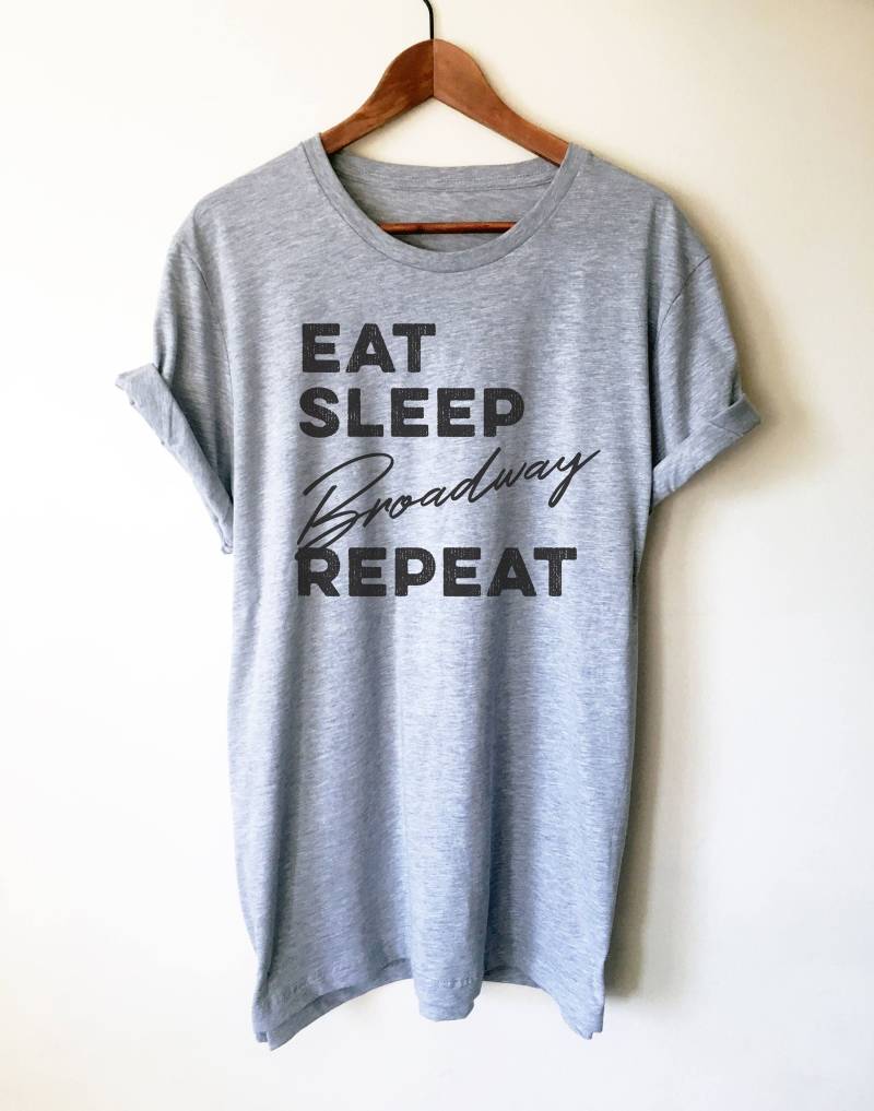 Eat Sleep Broadway Wiederholung Unisex Shirt - Theater Geschenk Schauspieler Drama Schauspielerin Eat Sleep Broadway Wiederholung Unisex Shirt - Theater Geschenk Schauspieler Drama Schauspielerin von StagandPeachCo