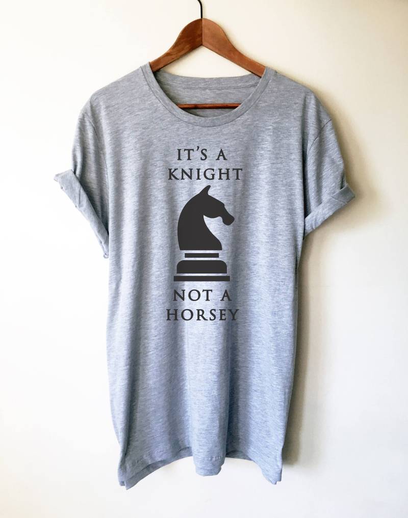 Es Ist Ein Ritter, Kein Pferd Unisex Shirt - Schach Shirt, Schachspieler, Lustiges Schachspieler Geschenk, Schachmutter, Ritter Es Ist Ein Ritter, Kein Pferd Unisex Shirt - Schach Shirt, Schachspieler, Lustiges Schachspieler Geschenk, Schachmutter, Ritter von StagandPeachCo