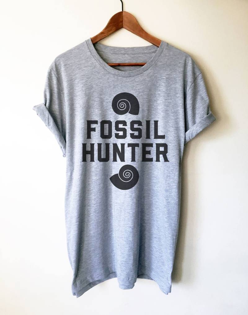 Fossilien Jäger Unisex T-Shirt - Jagd, Geschenk, Paläontologie Shirt, Dinosaurier Paläontologen Geologie Fossilien Jäger Unisex T-Shirt - Jagd, Geschenk, Paläontologie Shirt, Dinosaurier Paläontologen Geologie von StagandPeachCo