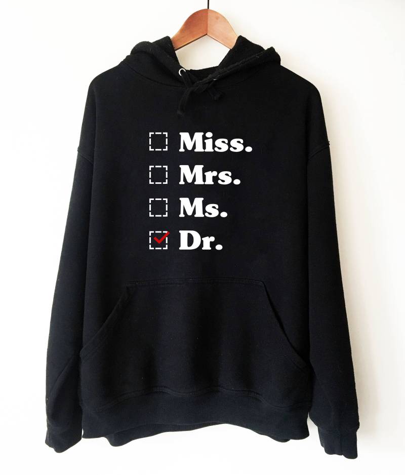 Fräulein Mrs. Ms. Dr. Kapuzen-Sweatshirt - Doktor Geschenk Für Sie Lustiger Hoodie Einzigartiges Shirt von StagandPeachCo