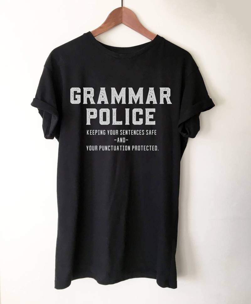 Grammatik Polizei Unisex Shirt - Buchliebhaber T-Shirts Geschenk Bücherwurm Bibliophile Vokabel Satzzeichen Grammatik Polizei Unisex Shirt - Buchliebhaber T-Shirts Geschenk Bücherwurm Bibliophile Vokabel Satzzeichen von StagandPeachCo