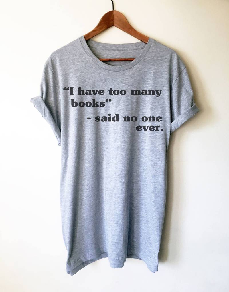 Ich Habe Zu Viele Bücher Unisex Shirt - Buchliebhaber T-Shirts Geschenk Leseratte Geschenke Bücherwurm Bibliophil von StagandPeachCo