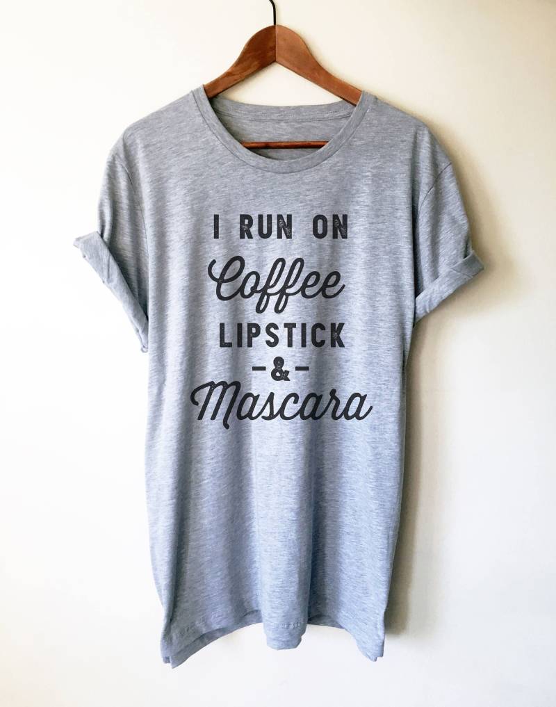 Ich Laufe Auf Kaffee Lippenstift & Mascara Unisex Shirt - Shirt, T-Shirt, Lippenstift-T-Shirt, Make-Up Artist Wimpern von StagandPeachCo