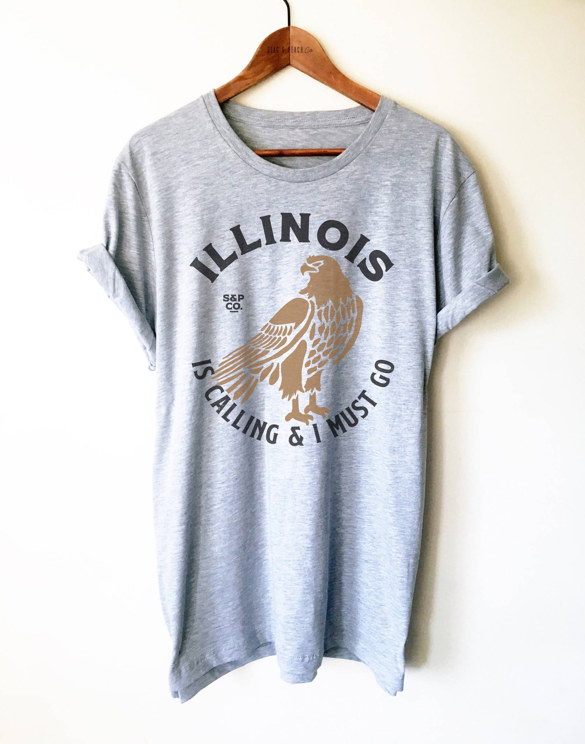 Illinois Unisex T-Shirt - Illinois Ruft Und Ich Muss Gehen, Chicago Geschenk, Adler Shirt, Prairie State T-Shirt, Il Haus College Shirt von StagandPeachCo