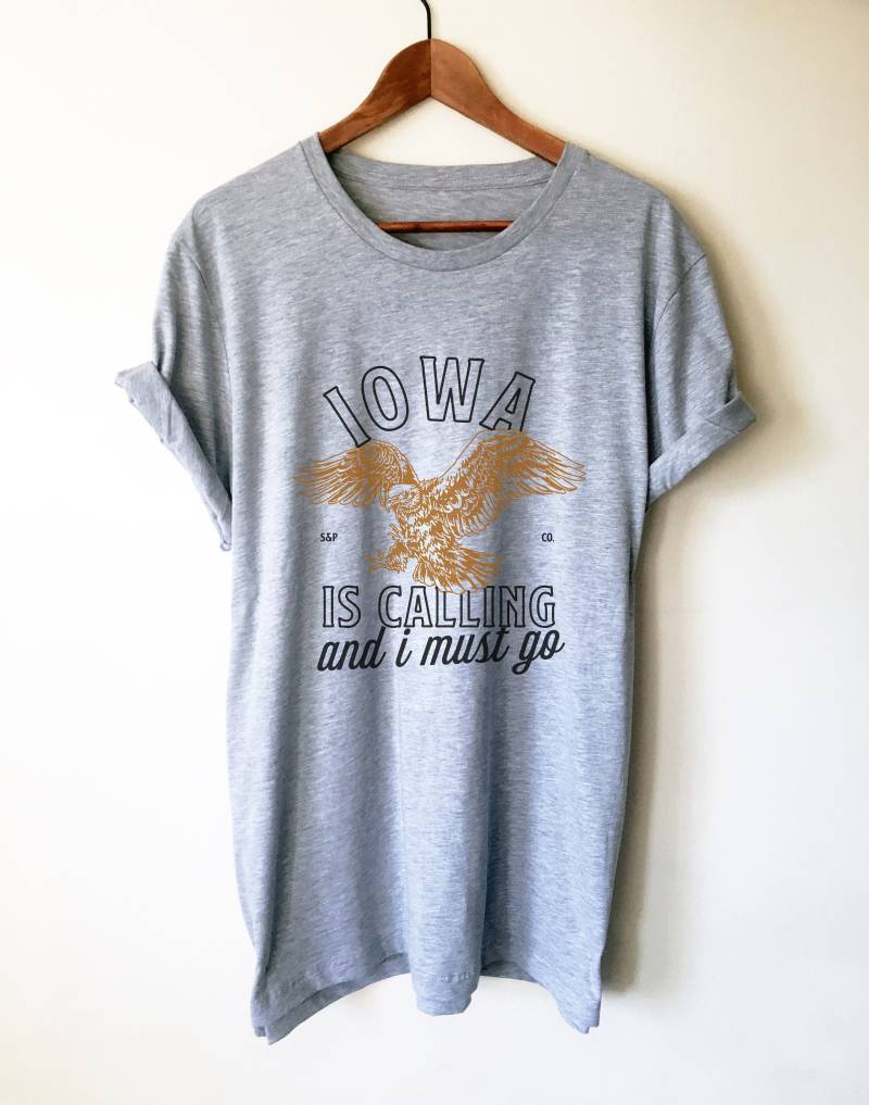 Iowa Ruft Und Ich Muss Gehen Unisex Shirt - Shirt, Geschenk, Zustand Stolz, Zuhause Iowa Ruft Und Ich Muss Gehen Unisex Shirt - Shirt, Geschenk, Zustand Stolz, Zuhause von StagandPeachCo