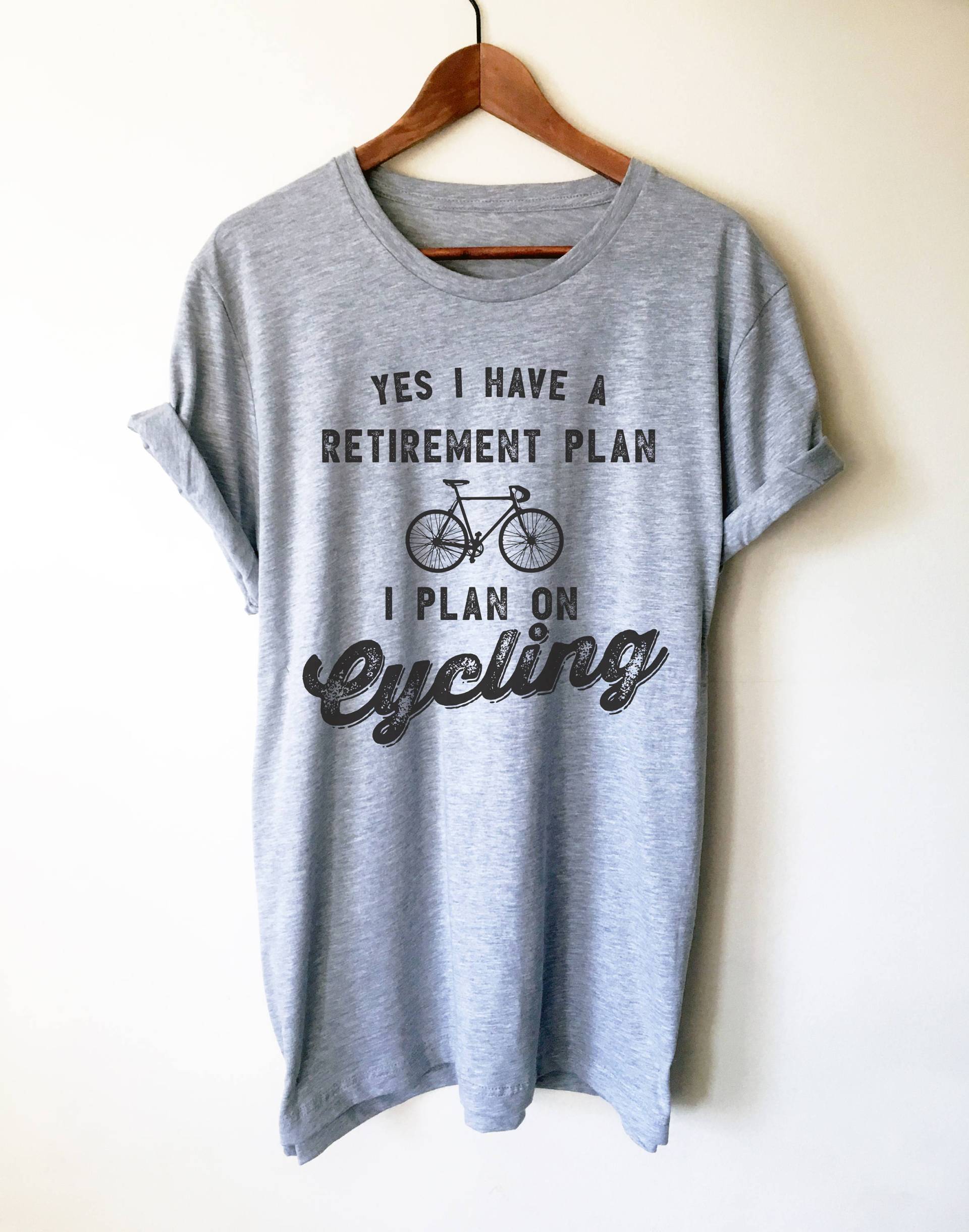 Ja, Ich Habe Einen Ruhestandsplan, Den Beim Radfahren Unisex-Shirt Vorstelle - Radsport-Shirt, Radfahrer-Geschenk, Fahrrad-Shirt, Ruhestands-Shirt Ja, Ich Habe Einen Ruhestandsplan, Den Beim Radfahren Unisex-Shirt Vorstelle - Radsport-Shirt, Radfahrer-Geschenk, Fahrrad-Shirt, Ruhestands-Shirt von StagandPeachCo