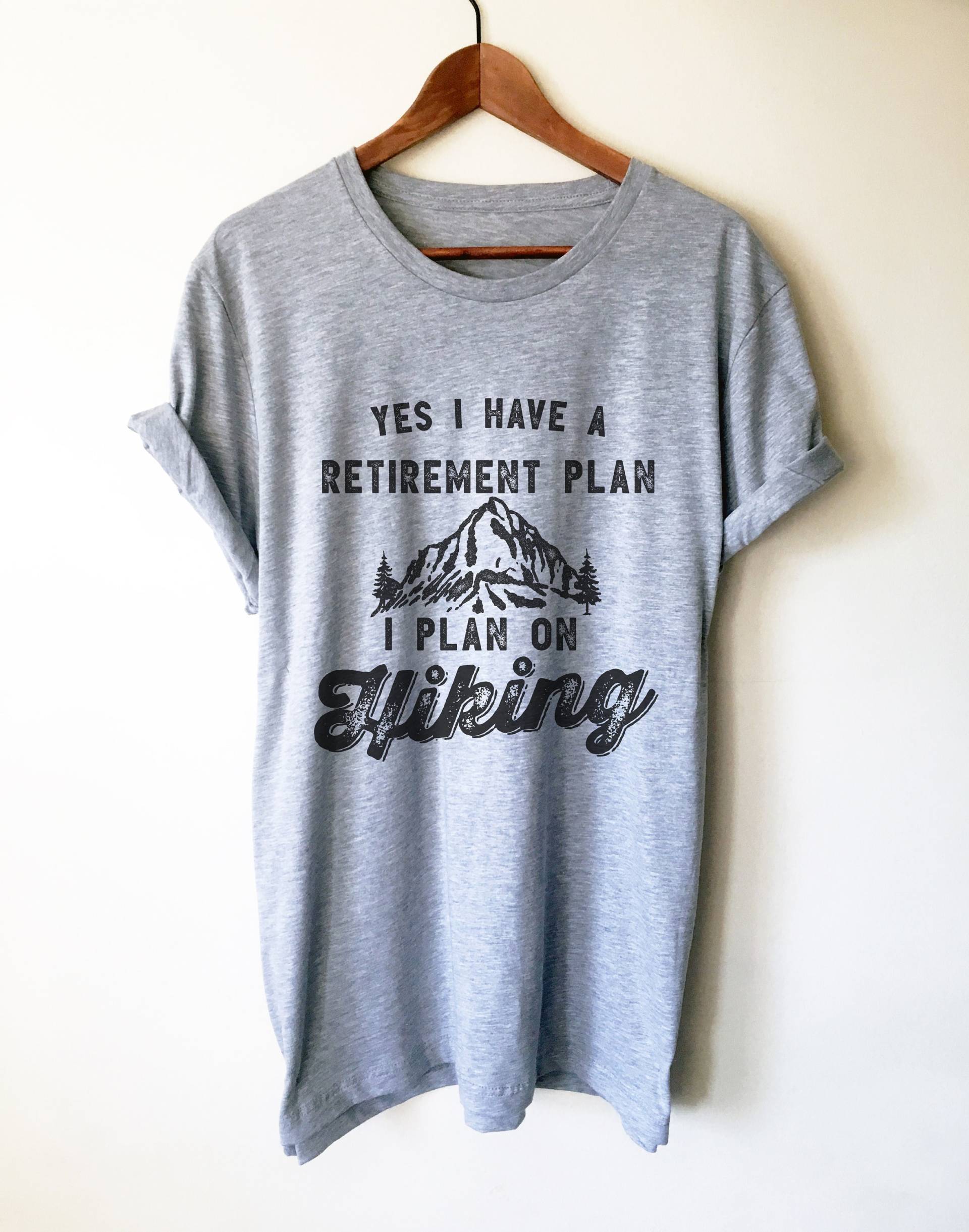 Ja, Ich Habe Einen Ruhestandsplan, Den Beim Wandern Von Unisex - Wandershirt, Bergshirt, Wandererhemd, Geschenk Für Wanderer Ja, Ich Habe Einen Ruhestandsplan, Den Beim Wandern Von Unisex - Wandershirt, Bergshirt, Wandererhemd, Geschenk Für Wanderer von StagandPeachCo
