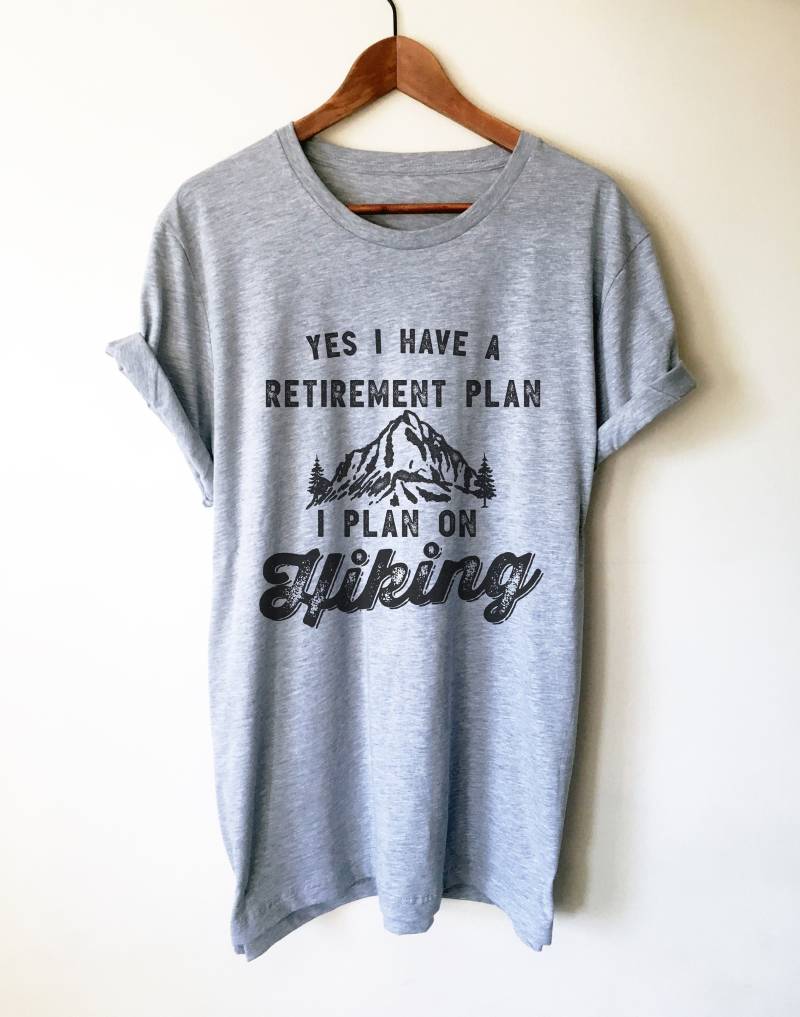 Ja, Ich Habe Einen Ruhestandsplan, Den Beim Wandern Von Unisex - Wandershirt, Bergshirt, Wandererhemd, Geschenk Für Wanderer Ja, Ich Habe Einen Ruhestandsplan, Den Beim Wandern Von Unisex - Wandershirt, Bergshirt, Wandererhemd, Geschenk Für Wanderer von StagandPeachCo