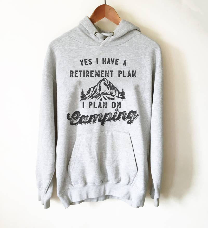 Ja, Ich Habe Einen Ruhestandsplan, Den Für Camping-Hoodie - Camping Hoodie, Geschenk, Wandern Shirt, Ruhestand Berge Shirt von StagandPeachCo