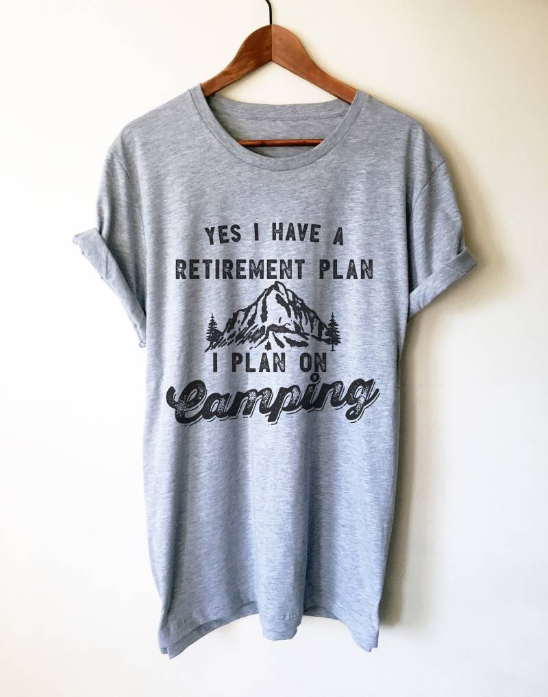Ja, Ich Habe Einen Ruhestandsplan, Den Für Camping Unisex-Shirt - Shirt, Camper Tshirt Geschenk, Ruhestand Camp Ja, Ich Habe Einen Ruhestandsplan, Den Für Camping Unisex-Shirt - Shirt, Camper Tshirt Geschenk, Ruhestand Camp von StagandPeachCo