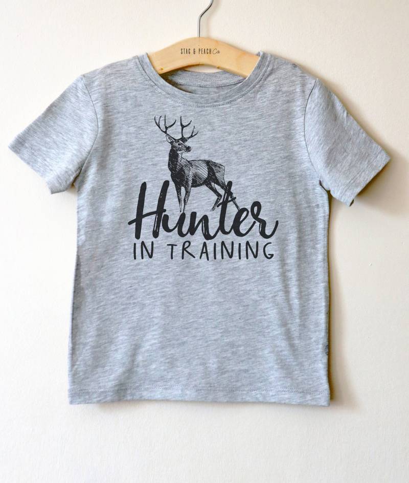 Jäger Im Training Kinder Shirt - Jagd Geschenke, Hirsch Print Shirt, Kinderkleidung, Kleinkind Geschenk von StagandPeachCo