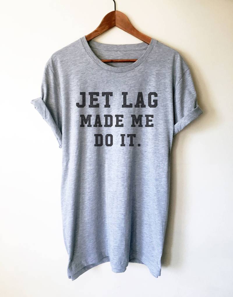 Jet Lag Made Me Do It Unisex Shirt - Backpacking Shirt, Abenteuer Reise Weltreisender Flugbegleiterin von StagandPeachCo
