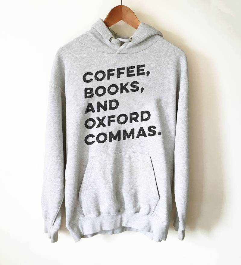 Kaffee, Bücher Und Oxford Kommas Hoodie - Buchliebhaber Geschenk Bücherwurm Bibliophile Grammatik Vokabel Satzzeichen von StagandPeachCo