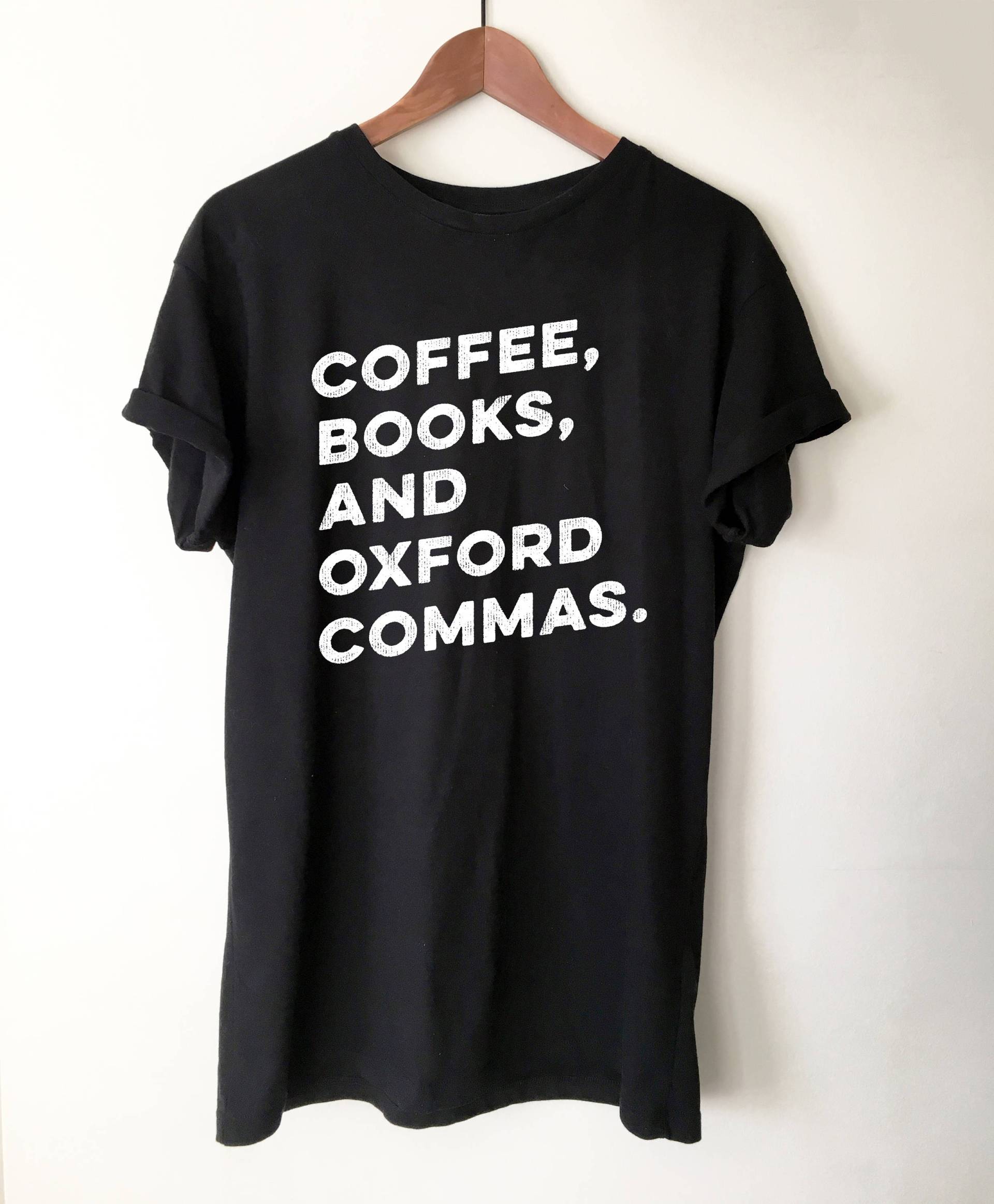 Kaffee, Bücher & Oxford Kommas Shirt - Buchliebhaber T-Shirts Geschenk Bücherwurm Bibliophile Grammatik Vokabel Satzzeichen Kaffee, Bücher & Oxford Kommas Shirt - Buchliebhaber T-Shirts Geschenk Bücherwurm Bibliophile Grammatik Vokabel Satzzeichen von StagandPeachCo