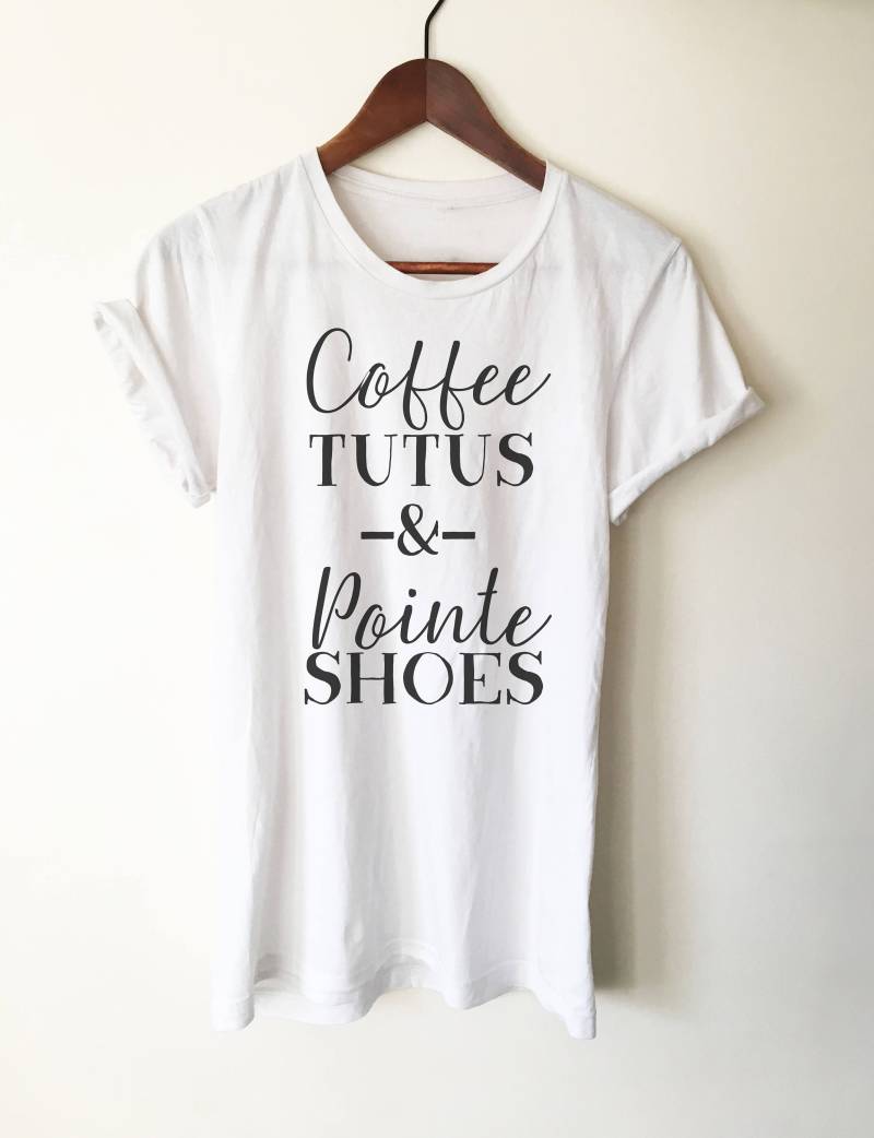 Kaffee Tutus & Pointé Schuhe Unisex Shirt | Ballett-Shirt Tanzshirt Ballerina-Hemd Ballett Ballerina Tänzerin Geschenk Kaffee Tutus & Pointé Schuhe Unisex Shirt | Ballett-Shirt Tanzshirt Ballerina-Hemd Ballett Ballerina Tänzerin Geschenk von StagandPeachCo