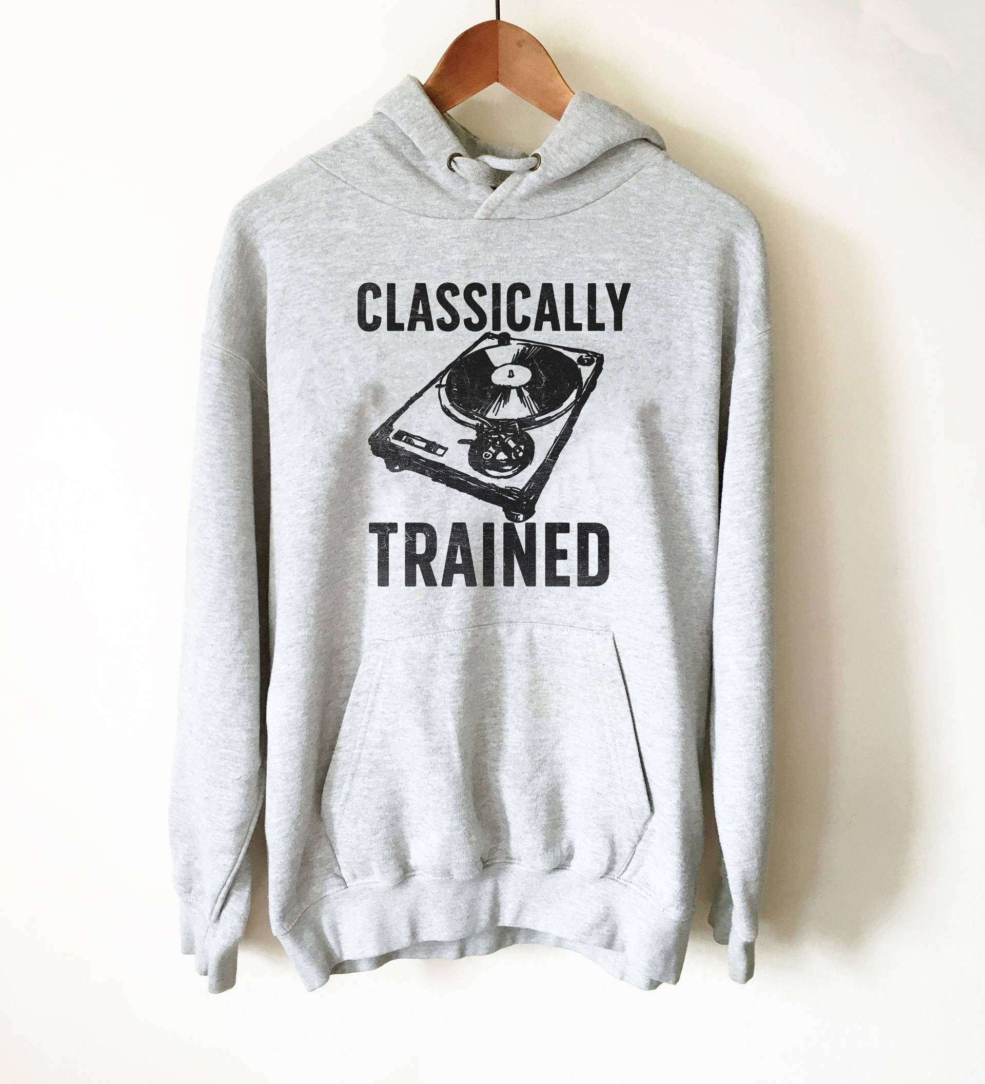 Klassisch Ausgebildeter Hoodie - Dj Shirt, Techno Tshirts, Disk Jockey Geschenk, Rave Kleidung, Musik Tshirt, Shirt von StagandPeachCo