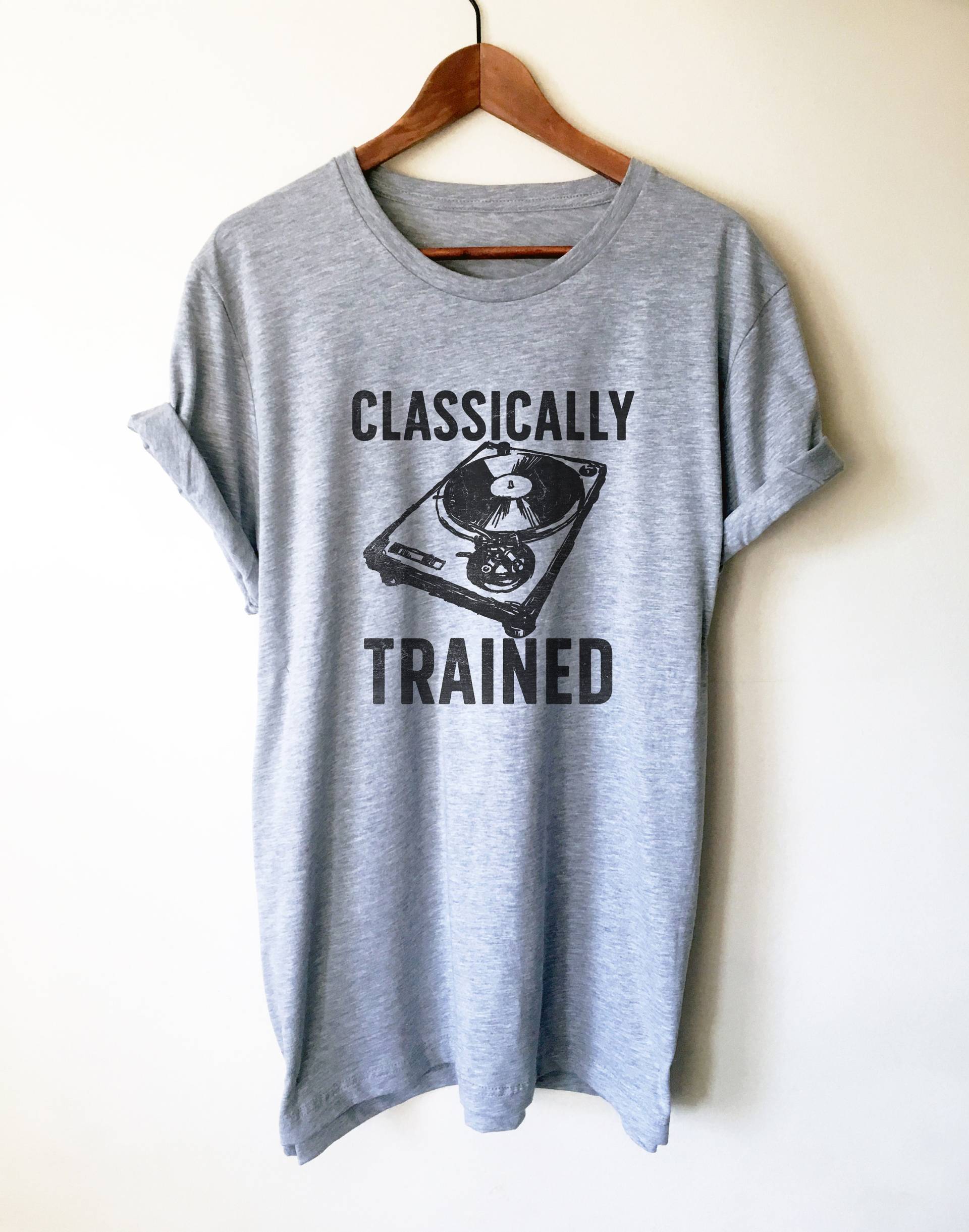 Klassisch Ausgebildetes Unisex Shirt - Dj Shirt, Techno Tshirts, Disk Jockey Geschenk, Rave Kleidung, Musik Tshirt von StagandPeachCo