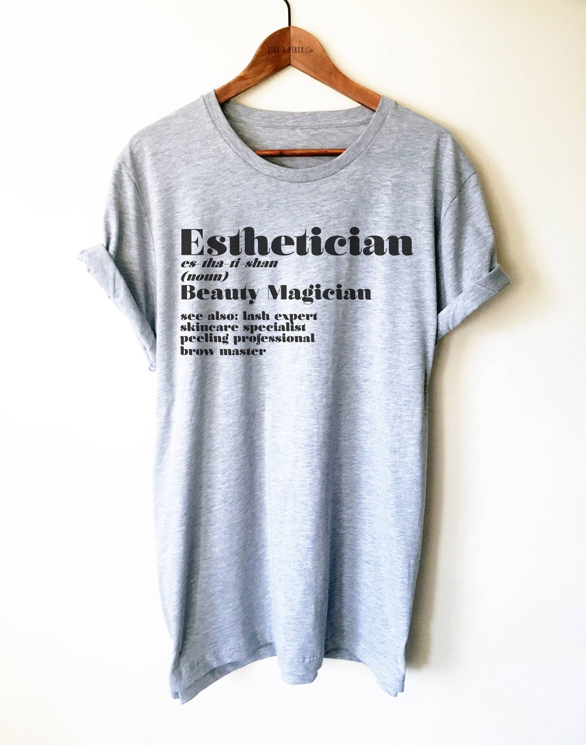 Kosmetikerin Unisex Shirt - Schönheits Magier, Geschenk, Make-Up Artist Shirt, Kosmetologie Tshirt, Beauty Industrie T-Shirt, Salon Shirts von StagandPeachCo