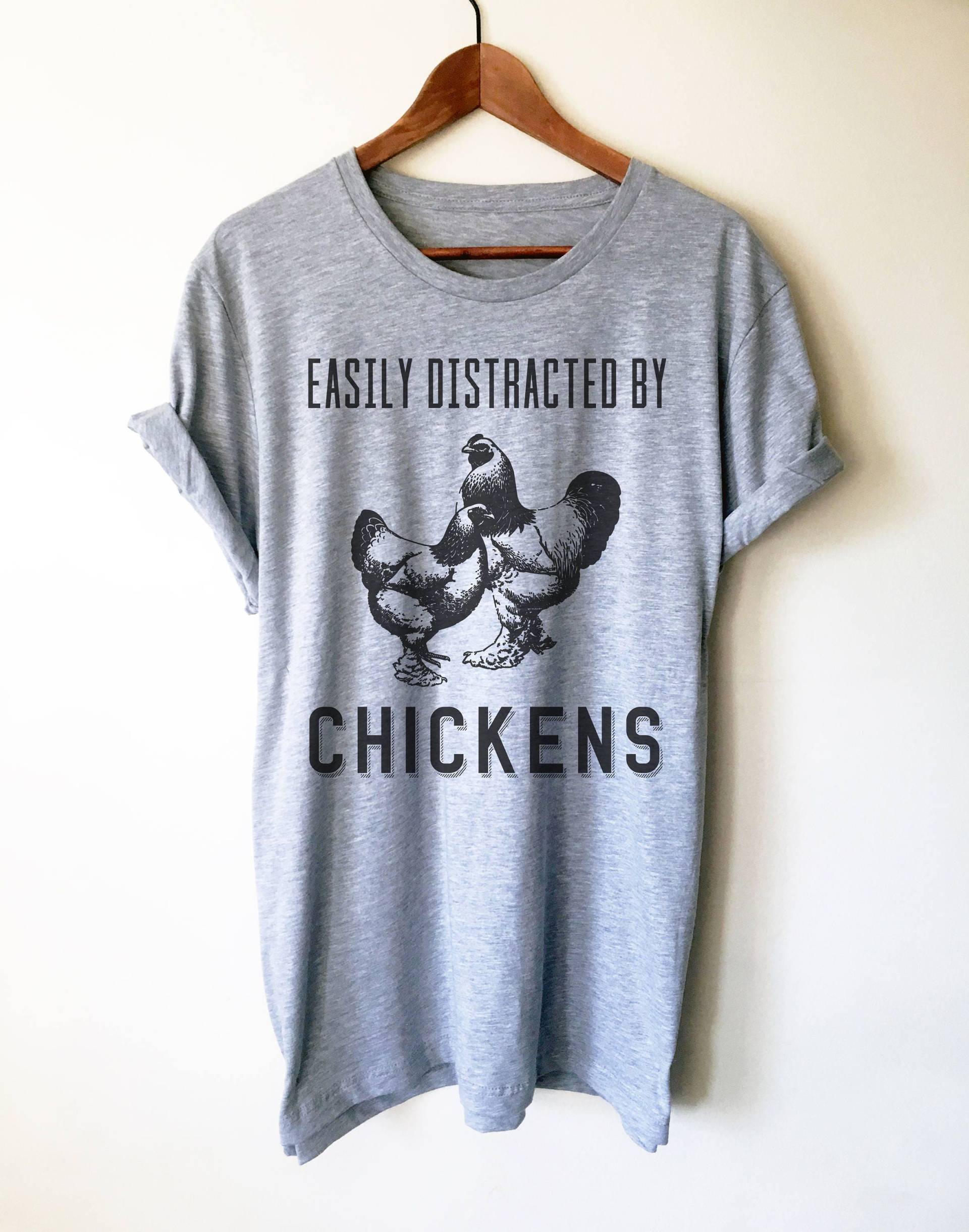 Leicht Abgelenkt Von Hühner Unisex Shirt | Huhn Lustiges Bauernhof-Shirt Bauernstoff T-Shirt Bauern Leicht Abgelenkt Von Hühner Unisex Shirt | Huhn Lustiges Bauernhof-Shirt Bauernstoff T-Shirt Bauern von StagandPeachCo