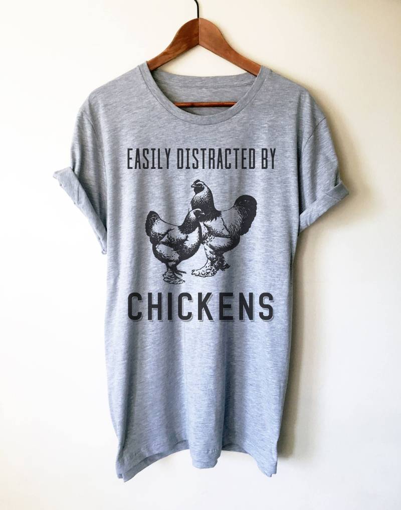 Leicht Abgelenkt Von Hühner Unisex Shirt | Huhn Lustiges Bauernhof-Shirt Bauernstoff T-Shirt Bauern Leicht Abgelenkt Von Hühner Unisex Shirt | Huhn Lustiges Bauernhof-Shirt Bauernstoff T-Shirt Bauern von StagandPeachCo