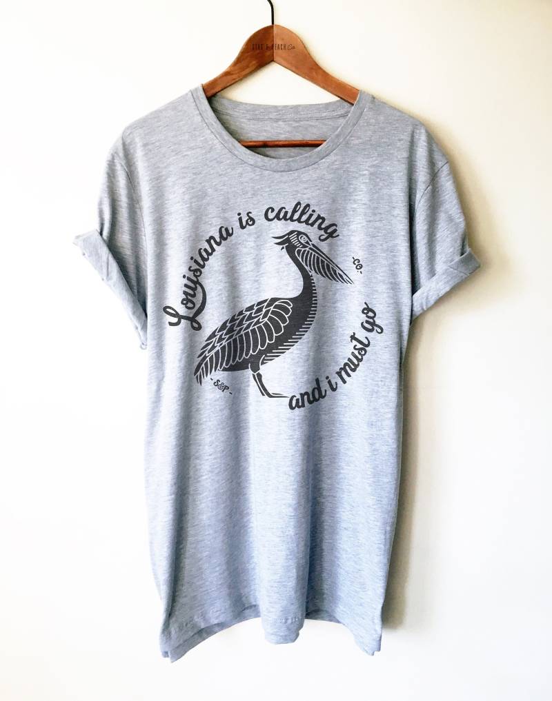 Louisiana Calling & I Must Go Unisex Shirt - Deep South Geschenke, Lsu Shirt, New Orleans Pelican State T-Shirt, Pride von StagandPeachCo
