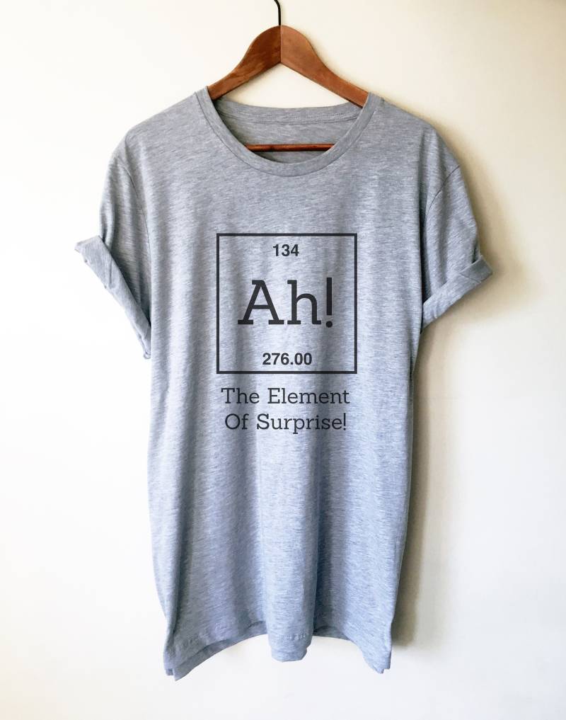 Lustiges Chemie Wortspiel Unisex Shirt - Ah Das Überraschungselement Periodensystem Shirt, Wissenschaft Lustiges Geschenk Lustiges Chemie Wortspiel Unisex Shirt - Ah Das Überraschungselement Periodensystem Shirt, Wissenschaft Lustiges Geschenk von StagandPeachCo