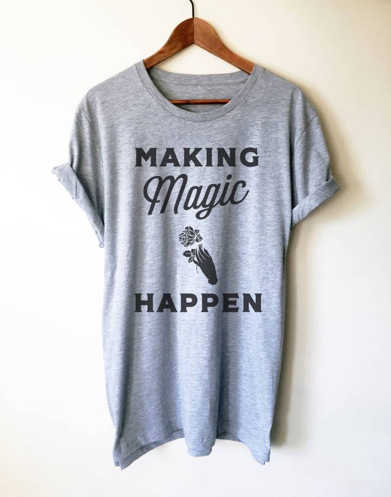 Making Magic Happen Unisex Shirt - Magier Shirt, Magier, Illusionist, Illusion, Tricks, Magie, Geschenke Für Zauberer Making Magic Happen Unisex Shirt - Magier Shirt, Magier, Illusionist, Illusion, Tricks, Magie, Geschenke Für Zauberer von StagandPeachCo