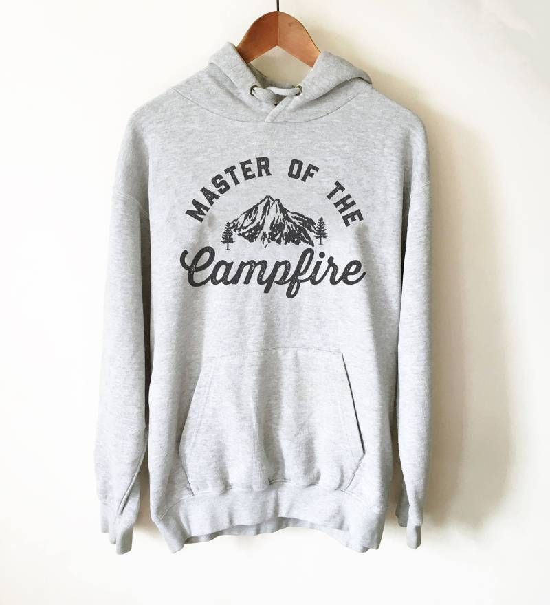 Master Of The Campfire Hoodie - Lagerfeuer | Campinghemd Camping Tshirt Berg-Shirt Geschenk, Natur Sweatshirt, Pfadfinder Shirt von StagandPeachCo