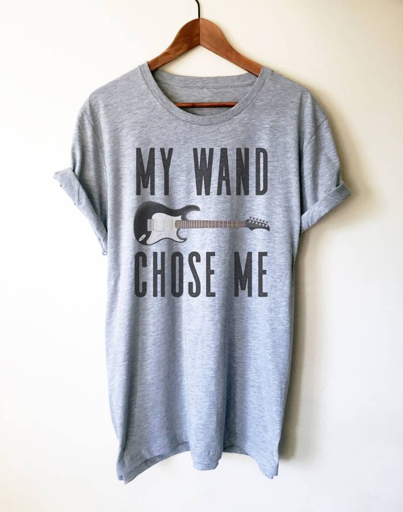 My Wand Chose Me Unisex Shirt - Gitarrenspieler, Gitarrist Geschenk, Bass Gitarre Shirt, Musiker Spieler Geschenk My Wand Chose Me Unisex Shirt - Gitarrenspieler, Gitarrist Geschenk, Bass Gitarre Shirt, Musiker Spieler Geschenk von StagandPeachCo