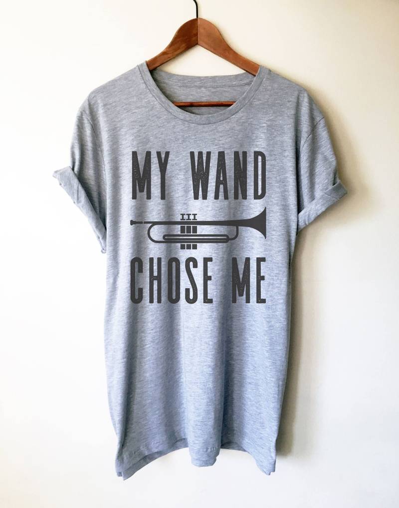 My Wand Chose Me Unisex Shirt - Trompete Shirt, Geschenk, Spieler, Musiker Blaskapelle Band My Wand Chose Me Unisex Shirt - Trompete Shirt, Geschenk, Spieler, Musiker Blaskapelle Band von StagandPeachCo