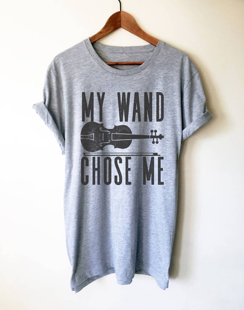 My Wand | Violin Chose Me Unisex Shirt - Geiger Geschenk, Shirt, Geigen Musiklehrer Musiker Orchester My Wand | Violin Chose Me Unisex Shirt - Geiger Geschenk, Shirt, Geigen Musiklehrer Musiker Orchester von StagandPeachCo