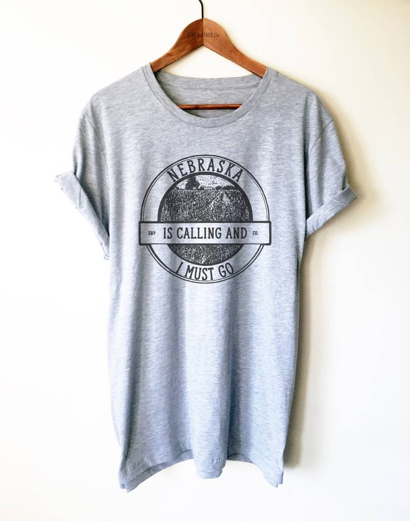 Nebraska Ruft Unisex Hemd - Zustand Geschenk, Omaha Hemd, Cornhusker Mittlerer Westen Ist Bestes Ländliches von StagandPeachCo