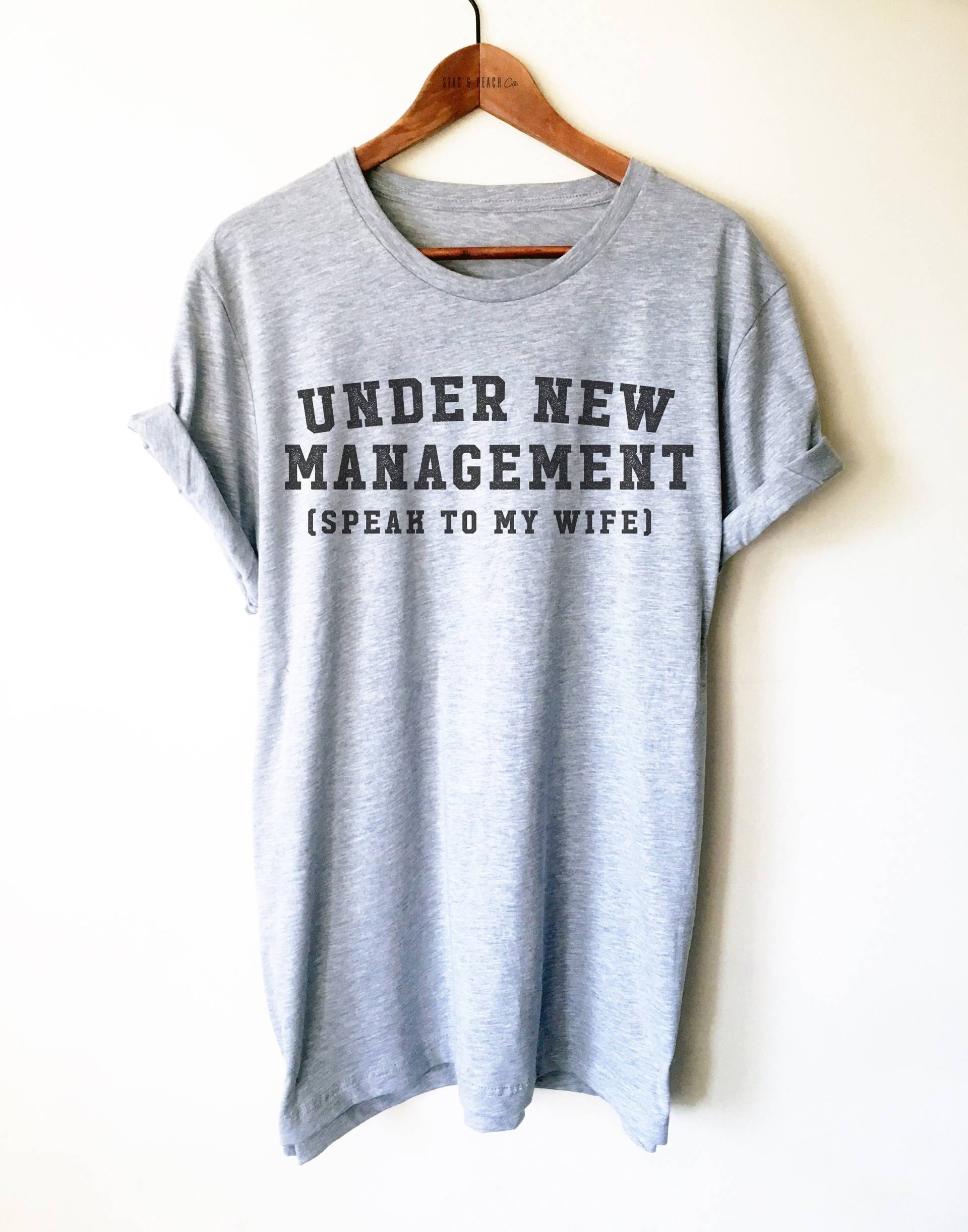 New Husband Shirt - Unter Neuer Leitung, Lustiges Hochzeits-Shirt, Brautpaar Geschenk, Flitterwochen Shirt, Ehemann, Geschenk Zu Sein von StagandPeachCo