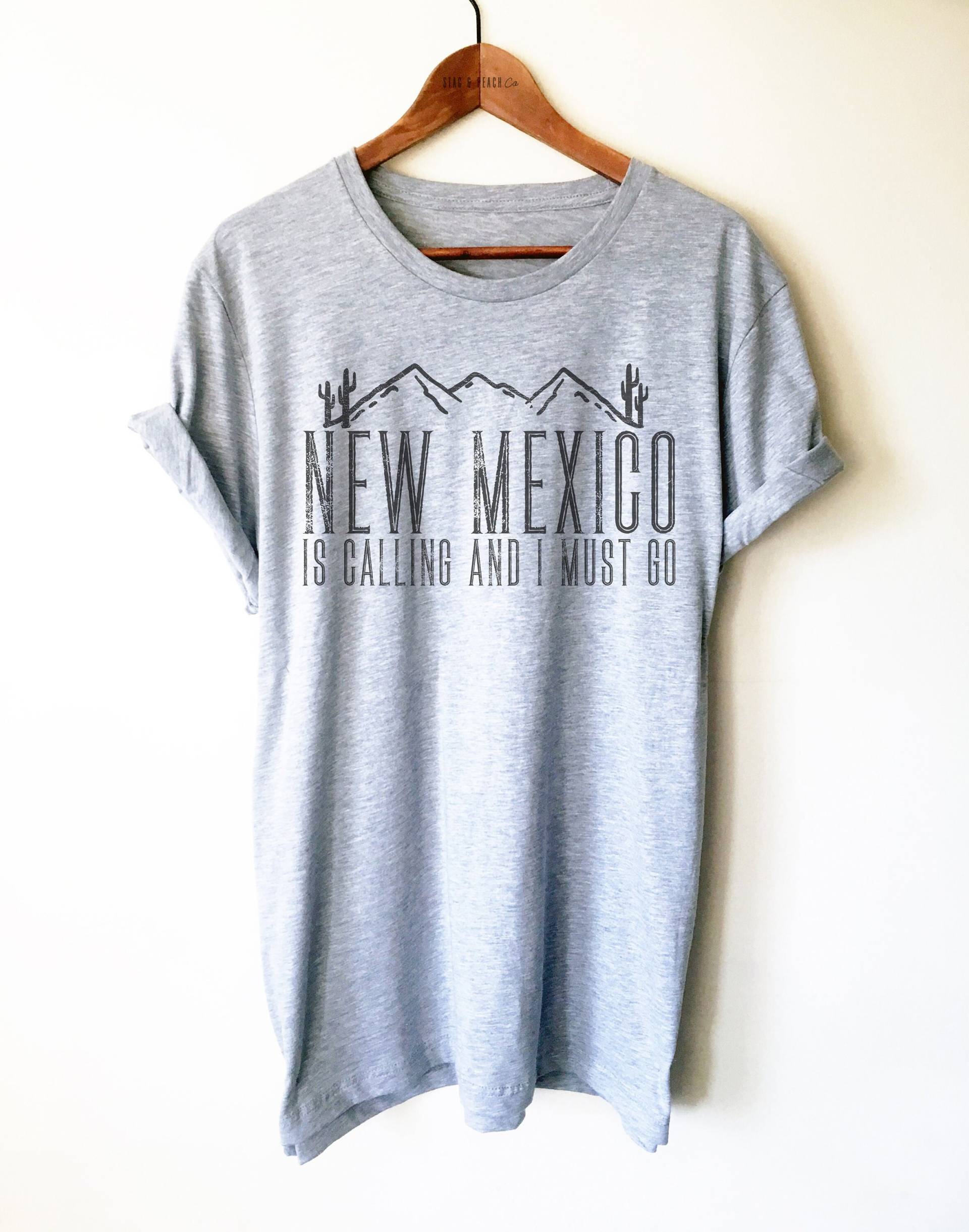 New Mexico Ruft Unisex Shirt - Mountain State Shirt, Geschenke, Santa Fe Heimat Land Der Verzauberung T-Shirt von StagandPeachCo