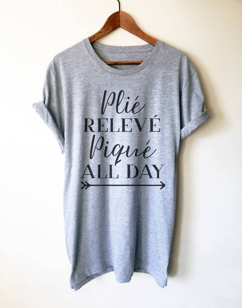 Plié Relevé Piqué Den Ganzen Tag Unisex Shirt | Ballett-Shirt Tanzshirt Ballerina Ballett Tänzerin Geschenk Plié Relevé Piqué Den Ganzen Tag Unisex Shirt | Ballett-Shirt Tanzshirt Ballerina Ballett Tänzerin Geschenk von StagandPeachCo