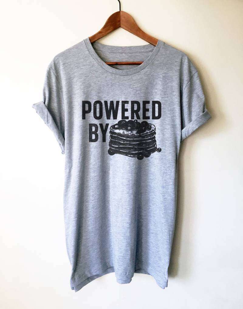 Powered By Pfannkuchen Unisex Shirt - Shirt, Foodie Geschenk, Food Tshirt, Liebhaber Brunch von StagandPeachCo