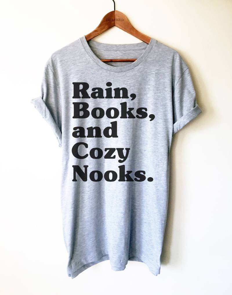 Regen, Bücher Und Gemütliche Ecken Unisex Shirt - Bücherwurm Shirt, Englisch Major Abschlussgeschenk, Englischlehrer Lehreranerkennungsgeschenk von StagandPeachCo