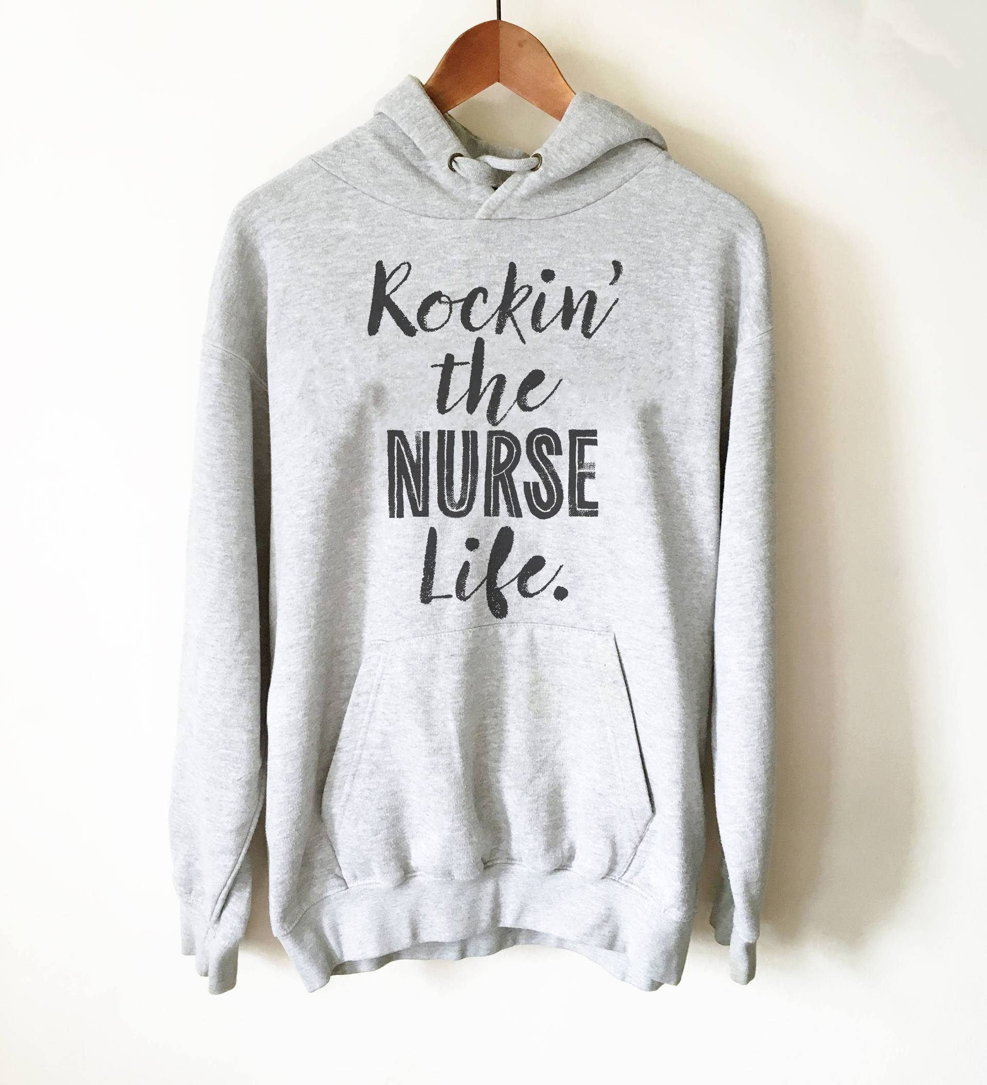 Rockin "The Nurse Life Hoodie - Nursing Hoodie, Krankenschwester Shirt, Krankenpflege Schülerin, Lustiges Shirt von StagandPeachCo