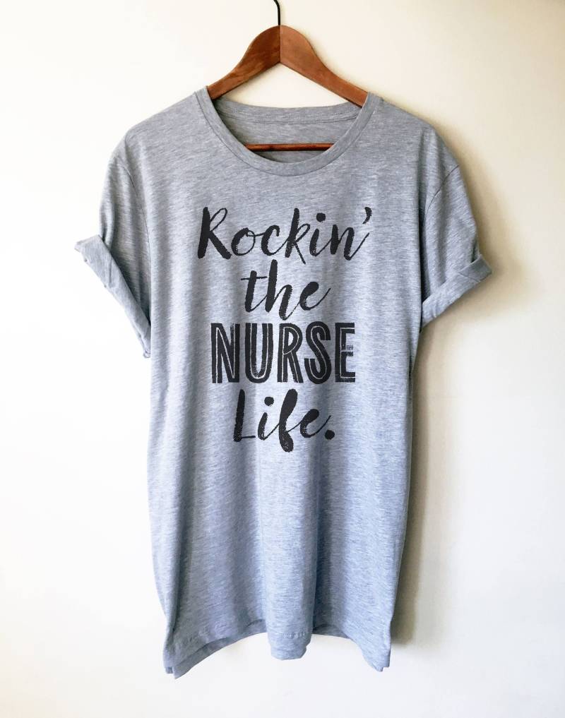 Rockin "The Nurse Life Unisex Shirt - Krankenschwester Shirt, Krankenpflegeschülerin, Anerkennung, Lustiges Rn Rockin "The Nurse Life Unisex Shirt - Krankenschwester Shirt, Krankenpflegeschülerin, Anerkennung, Lustiges Rn von StagandPeachCo