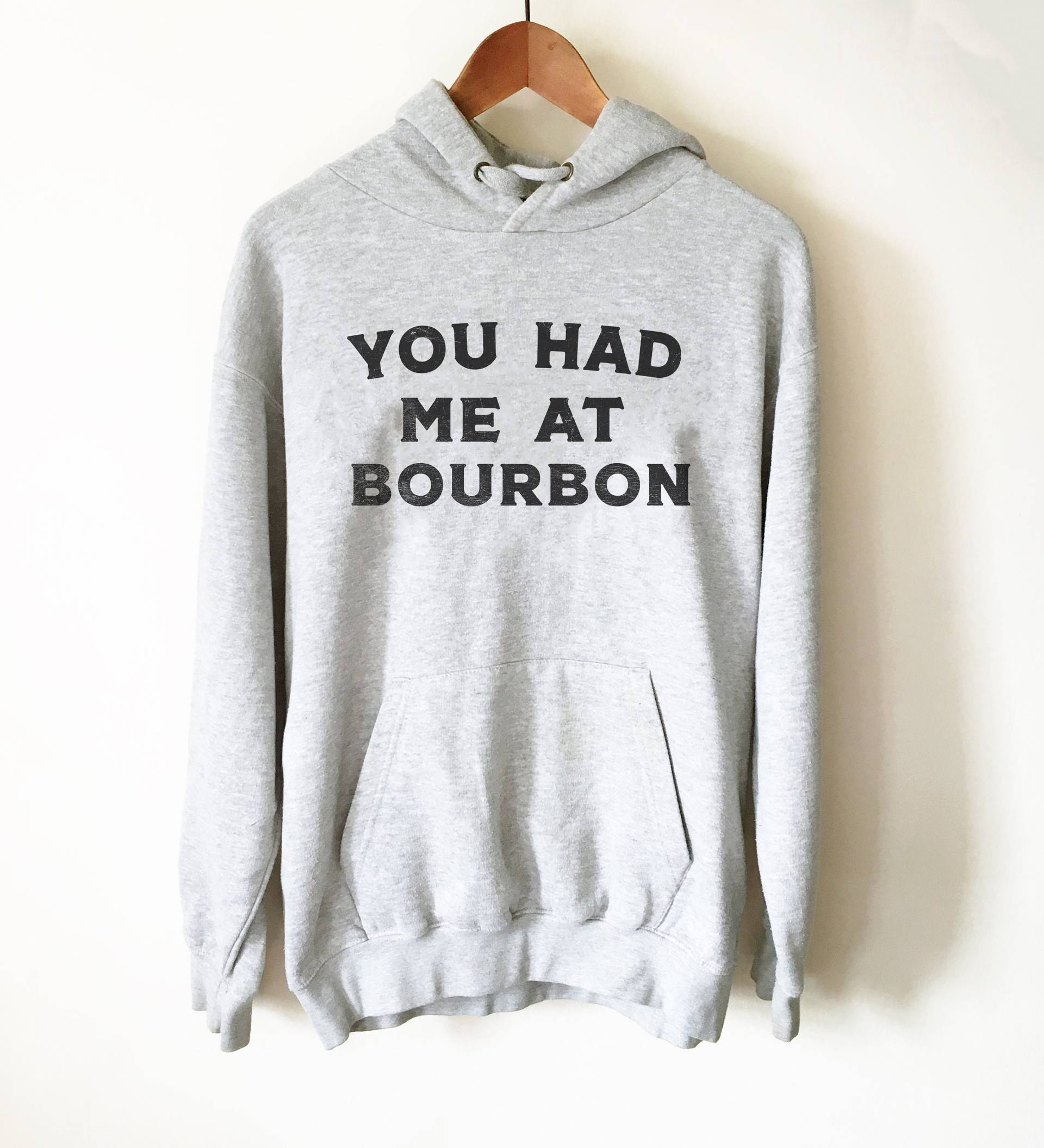 Sie Hatten Mich Bei Bourbon Hoodie - Whisky Hemd, Bourbon-Liebhaber-Geschenk, Bourbon-Hemd, Trinkende Hemden, Lustiges Trinkendes Hemd von StagandPeachCo